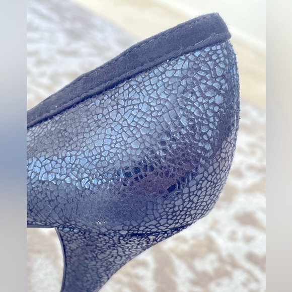 BCBGeneration Crackle Finish Suede Platform Peeptoe Pumps Navy/Black 8M NWOT - Picture 7 of 15